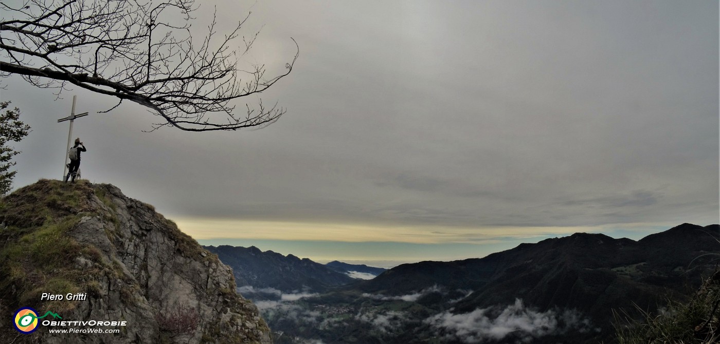 42 Alla croce dell'anticima rocciosa panoramica sulla Val Taleggio.jpg